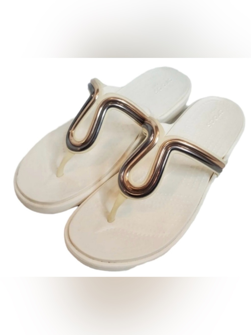 CROCS Sanrah Metalblock Women’s 8 Cream Flip Flop SandalsMetallic Accent-NWT